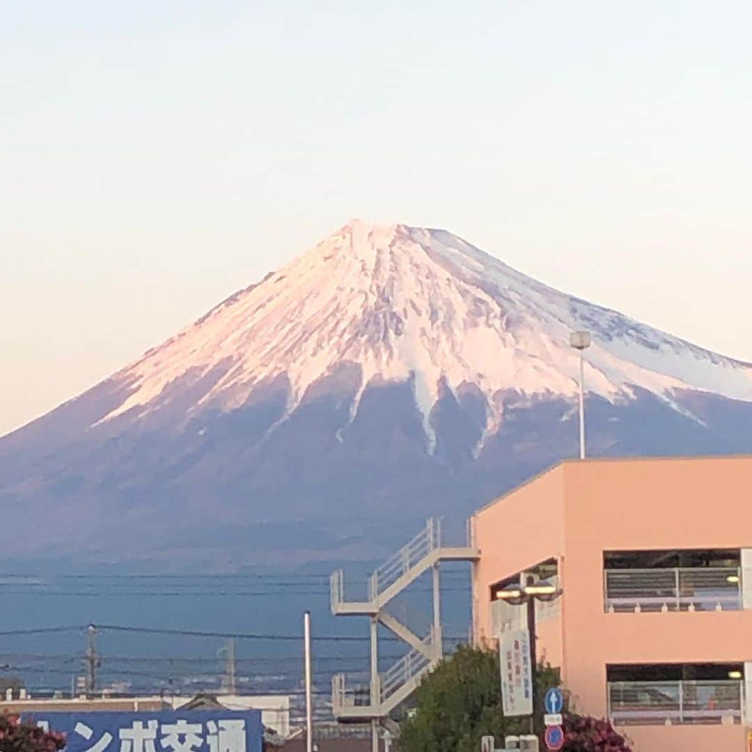 二上美紀子（GAMI）のインスタグラム：「帰りはうっすらピンク、  新幹線は立ってます  #富士山  #wavepro」