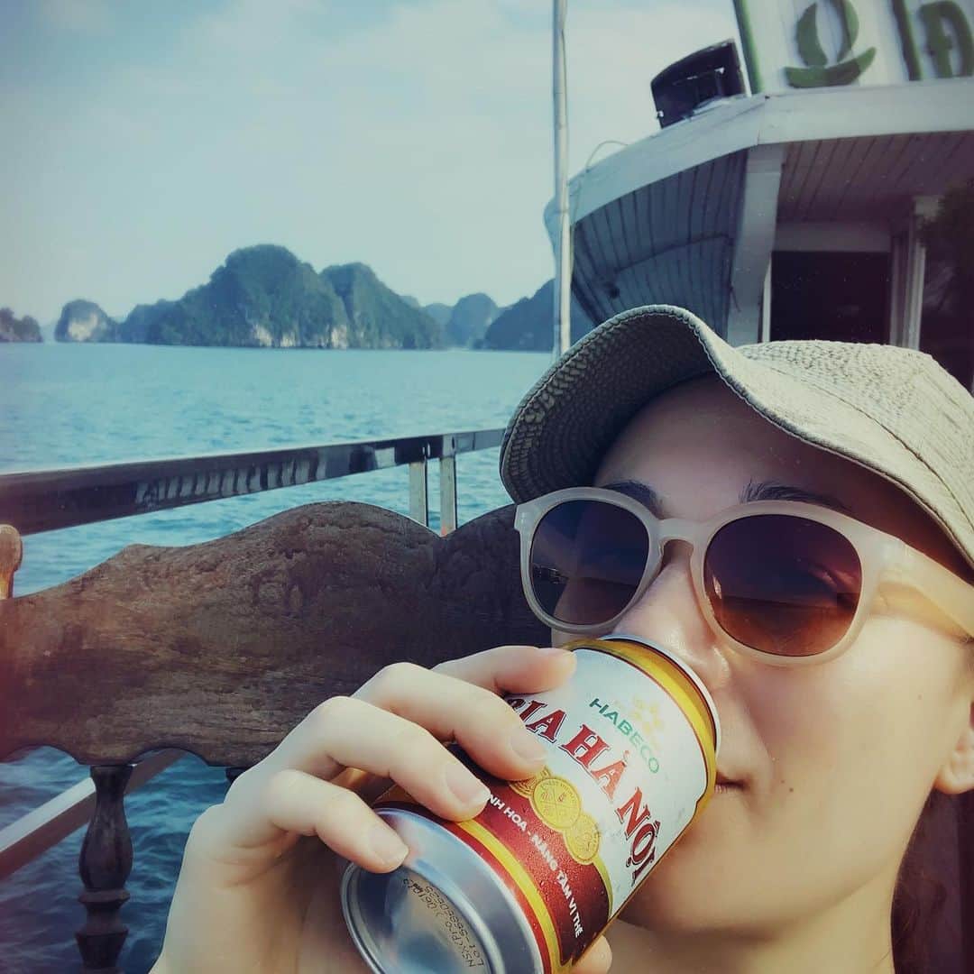 シルビア・グラブさんのインスタグラム写真 - (シルビア・グラブInstagram)「開けましておめでとうございます。 今年のお正月はベトナムで過ごしました！ 世界遺産のハロン湾より Happy New Year! #ベトナム　#ハロン湾　#船上でビール　#happynewyear2020 #travel #vietnam #halongbay」1月3日 17時14分 - sylviagrab717