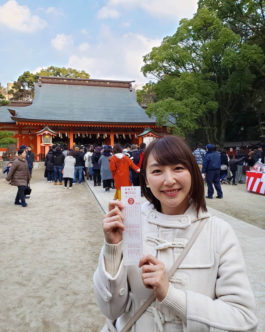 橋本真衣のインスタグラム：「. 明けまして おめでとうございます🎍 今年もよろしくお願いします🤗  初詣は福岡の住吉さんへ⛩️ 珍しく大吉🙄❤ 幸先よいスタートです✨ . . #三が日は#完全に寝正月#してました#明日が仕事始め#生放送てんじんnow#よろしくお願い致します」