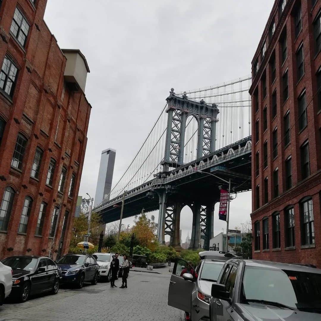 アメリカ大使館さんのインスタグラム写真 - (アメリカ大使館Instagram)「ブルックリンブリッジ🌉 イーストリバーをまたぎ、マンハッタンとブルックリンを結んでいます。 数多くの🎬映画のシーンにも出てくるこの橋から見るマンハッタンが、また良いんだよー！という声も。 確かめに行ってみて欲しい場所です✨ . #usa #america #manhattan #brooklyn #brooklynbridge #studyabroad #livinginamerica #movielocation #アメリカ #留学 #アメリカ生活 #ブルックリンブリッジ #映画のシーン #まちあるき」1月3日 17時17分 - usembassytokyo