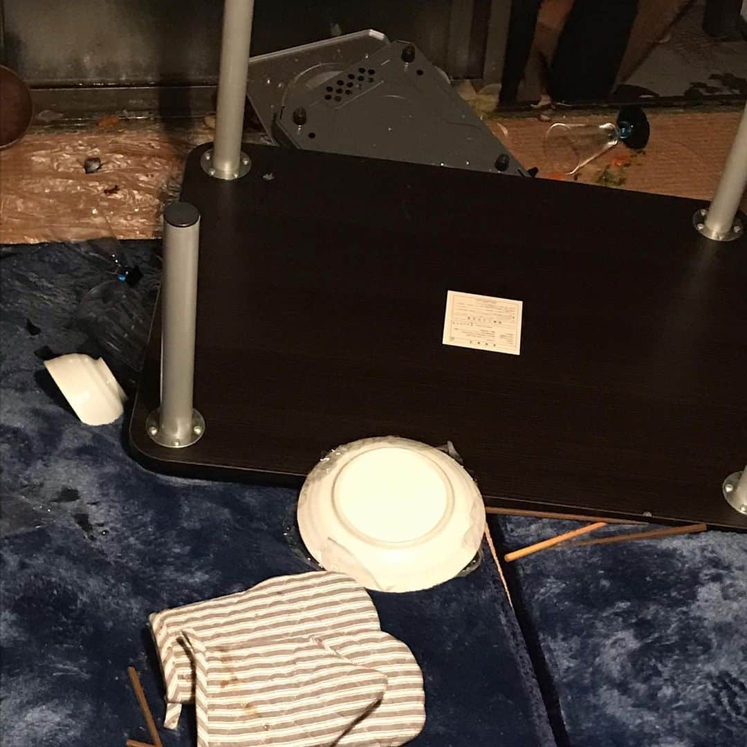 山崎潤のインスタグラム：「新年早々頭に来たのでひっくり返してやりました  撮影中の一コマです  #山崎潤　#月に吠える　#撮影　#映画」