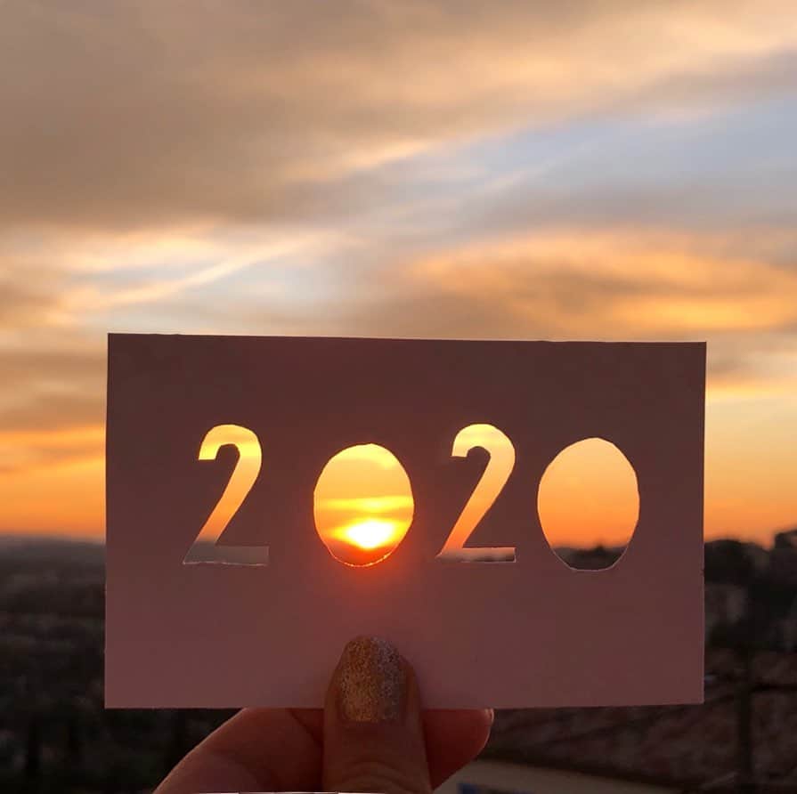Apricots Artのインスタグラム：「Bonne Année 2020🌅 お正月感のないフランス🇫🇷 お雑煮食べたいなぁ〜🍲箱根駅伝見たいなぁ〜🏃🏻 #apricotsart」