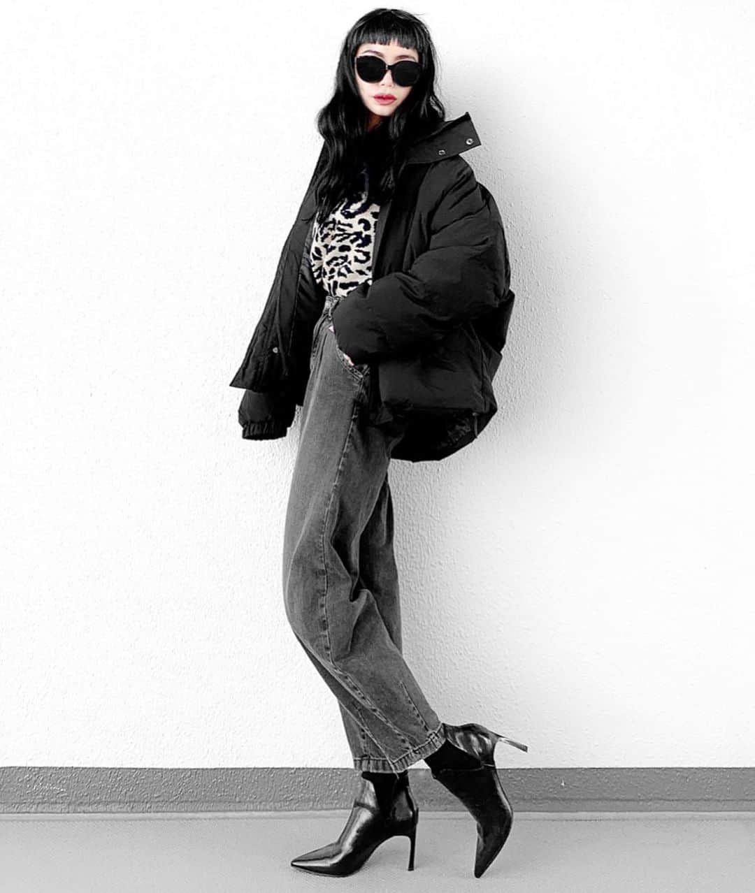 lve_xxxxのインスタグラム：「.﻿ .﻿ ヒョウ柄おばさん2020🐆﻿ 着まわしver﻿ ﻿ @lveu.official ﻿ ☑︎ Volume sleeve leopard knit﻿ ﻿ 遅ればせながら﻿ 初詣⛩行ってきました。﻿ ﻿ 本年も家族共々健康で過ごせます様に🙏﻿ ﻿ とりあえず、わたしは…﻿ 風邪治そう🤧爆﻿ ﻿ ﻿ その他コーデアイテム詳細は﻿ WEARをご覧くださいませ。﻿ ﻿ WEAR ： lvexxxx ﻿ 💻 https://wear.jp/sp/lvexxxx/﻿ ﻿ －－－－－－－－－－－－－－－－－－﻿ ﻿ 📢コメント頂ける際は、﻿ 最新投稿にお願い致します。﻿ ﻿ 過去投稿に頂いた際、気がつかない事もあり﻿ お返事致しかねる場合が御座います🙇‍♀ ️﻿ ﻿ ﻿」