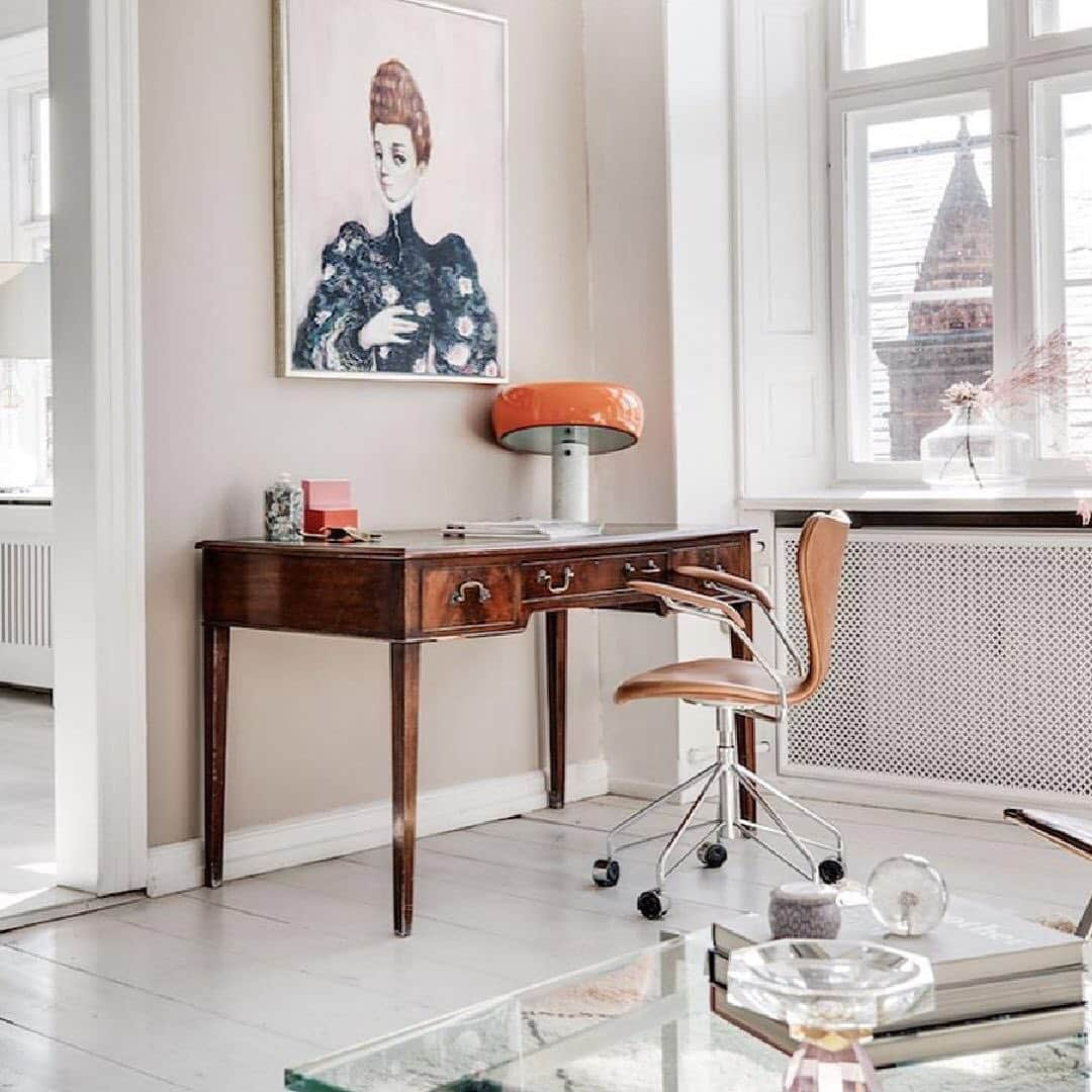 フリッツハンセンさんのインスタグラム写真 - (フリッツハンセンInstagram)「Styles and eras mix together in this eclectic Copenhagen apartment photographed by @annareventlow and @maimouselle. Sometimes the best rule is 'no rules.' Home of @miss_kjaerulff  #fritzhansen #residentialhomes #series7chair #pk61table #pk22chair #arnejacobsen #poulkjaerholm」1月3日 17時38分 - fritzhansen