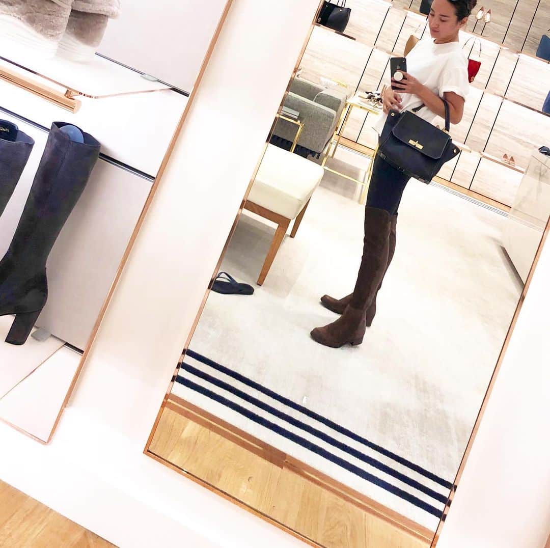 秋定麻紀子のインスタグラム：「@stuartweitzman の靴が大好きです。 日本には路面店が無いから大人買いでたくさん買いました。 ブーツ2足とパーティー用に2足。 なんだけど形に迷っていて。 全然違う表現になるから履いてずーっとにらめっこ。 どっちも買うと荷物が…。 すでに5足買ってるし。 あぁー迷う。 @stuartweitzman はこうゆう華奢なパーティーサンダルでもノーマルとワイドの2パターンが作られているんです。 ワイドタイプは私みたいに外反母趾の人や幅広いタイプの人用。 ブーツも同じ。 だから履きやすくて履ける靴がいっぱい。 こんな華奢なタイプなんて私には履けないってずっと思っていたから夢のブランドなんです。 幅広で悩んでる人は是非挑戦してみて下さいね。 @stuartweitzman  #stuartweitzman」