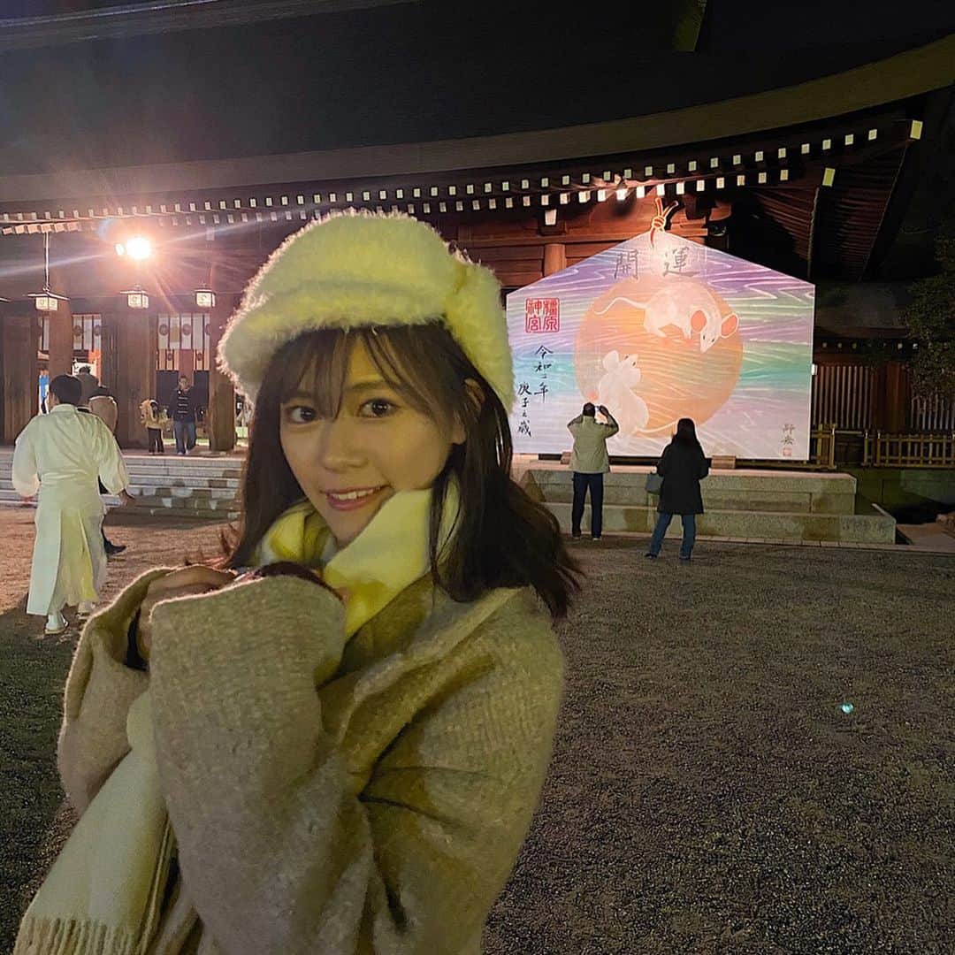 山下愛実（まなみるく）のインスタグラム：「あけましておめでとうございます🎍 今年もよろしくお願いします💛❤️💚💙 . #2020年#あけおめ#神社#おみくじ#大吉 #良い年になりますように#令和2年 #instagood#instalike#followｍe」