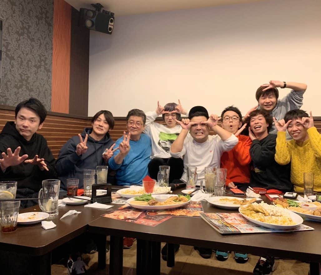 和田美枝のインスタグラム：「久保田ファミリーの新年会👩🏻‍🎤🧑🏻‍🎤👨🏻‍🎤 デビューからずっと一緒にいてたメンバーとの昔話には花が咲きすぎる🌼🌼🌼w  #久保田ファミリー #みんなのおふざけ #たまりません #ねずみスタートのなごみ #贅沢な福袋だわよ #カラオケ行ってるのにほぼお喋り」