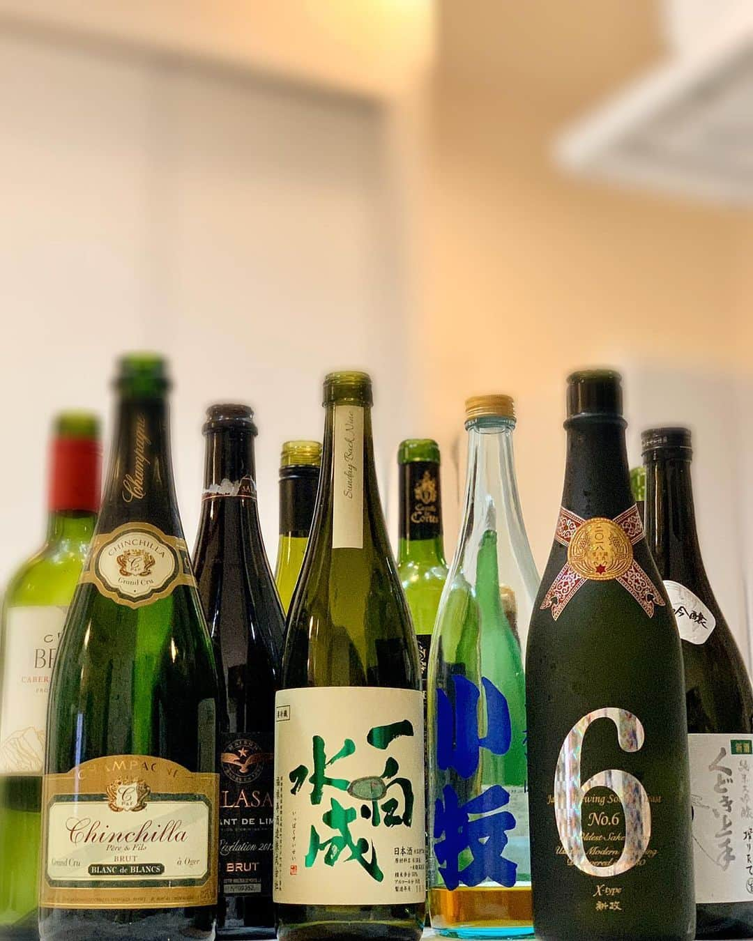 吉村優さんのインスタグラム写真 - (吉村優Instagram)「2019→2020 * 今年の年越しは京都の実家で😘🥂 * 久しぶりにお正月がお休みだったので 何年ぶりかの京都で年越し🙋‍♀️ といっても カウントダウンは、 恒例！実家で飲み明かし🥂 なんですけども、、笑 毎年姉の家族も参加の 賑やかな年越しご飯😂 * 乾杯のシャンパンから 東北の日本酒ハシゴしてからのワイン🍷！ チェイサーに焼酎と酎ハイって、、 この年越し、何人いたのってくらいのボトルの数！！ もぉみんなザル過ぎて、、 改めて感心でした🥺🥺笑 * 厚かましい姉のリクエストにも 快く答えてくれる 優しい妹達のおかげで 2019年の締めに “いづう”の鯖寿司頂けて幸せ〜😍🥺😍 いつもご馳走様ですっ😘笑笑🙏 * 久しぶりの実家お正月楽しかったっ💙 * #年越し #countdown #2020 #お家ご飯 #鯖寿司 #sake #日本酒 #新政 #くどき上手 #一泊水成 #いづう」1月3日 17時50分 - yuyoshimura87