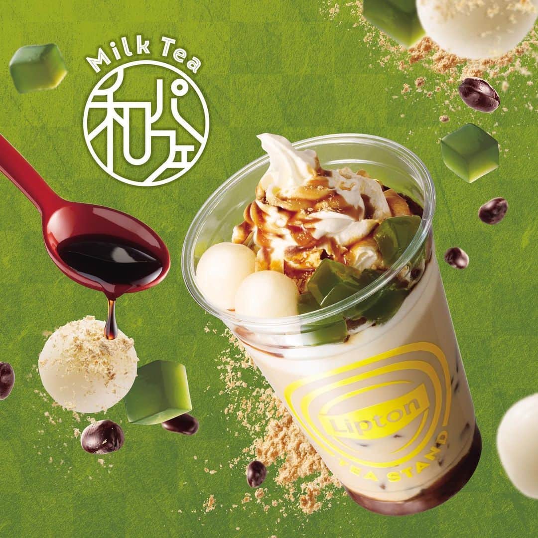 リプトンのインスタグラム：「【1月7日から！】 リプトンTEA STANDにも日本らしい新年の訪れを🎍 「Milk Tea和パフェ」が限定新発売！ ウーロンミルクティーに、贅沢に白玉、抹茶ゼリー、小豆をトッピング！最後にきな粉と黒蜜をかけたら、まるで和風パフェのような新感覚ミルクティーに⭐️ #リプトン #Lipton #LiptonTeaStand #TeaforLife #ミルクティー和パフェ #MilkTea和パフェ #期間限定 #名古屋 #博多 #リプトンでつながる」