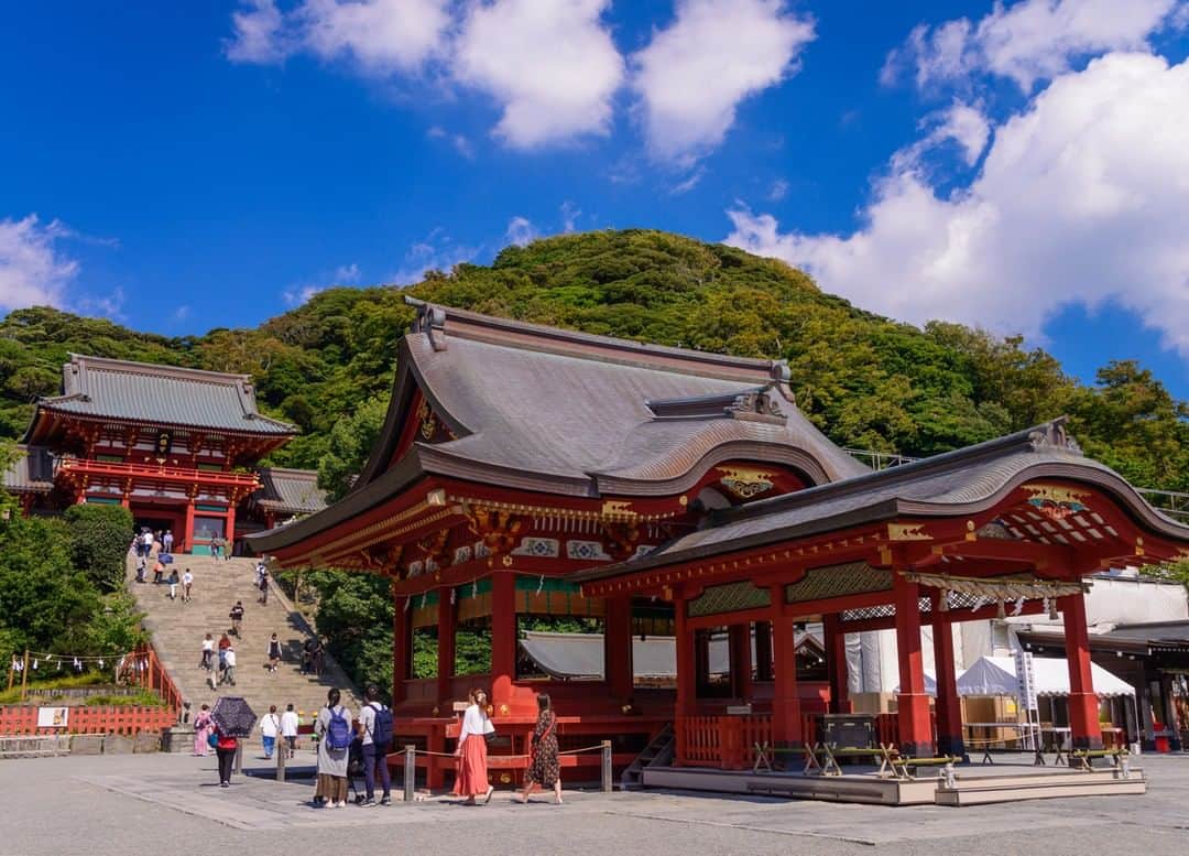 楽天トラベル さんのインスタグラム写真 - (楽天トラベル Instagram)「#神奈川 #鶴岡八幡宮 源頼朝公が創建して以来、昔も今も鎌倉の象徴として親しまれています。 本殿は、文政11（1828）年、将軍徳川家斉の造営による代表的な江戸建築で、若宮とともに、国の重要文化財に指定されています。 初詣にぜひ訪ねてみてくださいね。 . 【ご利益】勝運、商売繁盛、縁結び、交通安全など . ************************ 旅先で撮った素敵な写真に 場所とともに #rakutentravel を付けてシェアしてね♪ 厳選してこのアカウントで紹介させていただきます！ ************************ . #楽天トラベル #旅 #旅行 #旅に出よう #旅行好きな人と繋がりたい #日本 #初詣 #travel #trip #japan #instagramjapan #IG_JAPAN #japantrip #lovetraveling #lovers_nippon #winter #wintertrip #ahappynewyear」1月3日 18時00分 - rakutentravel