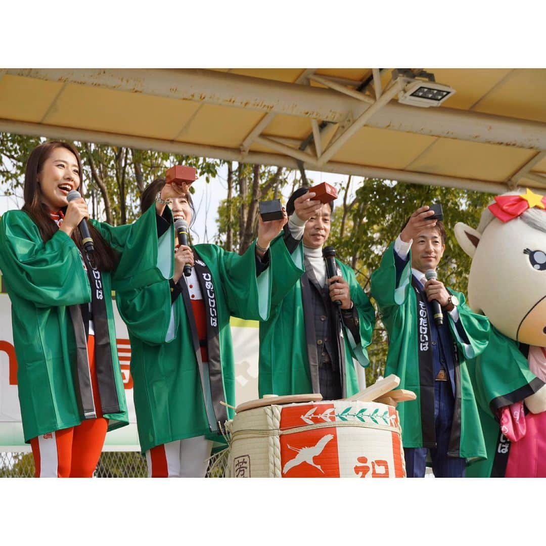 津田麻莉奈さんのインスタグラム写真 - (津田麻莉奈Instagram)「‪園田競馬場にて🏇 お越し下さった皆さま、ありがとうございました😊‬ ‪岩田康誠騎手、酒井学騎手、 そのたん、ひめたんと楽天競馬ポッ娘で、鏡割り🍶✨ 岩田さんのツッコミも炸裂して、めちゃめちゃ楽しいトークショーになりました😂😂😂 ⁑ #園田競馬場 ‪#楽天競馬‬ ‪#新春賞‬ #鏡割り #まりなる #津田麻莉奈」1月3日 18時13分 - tsudamarinal