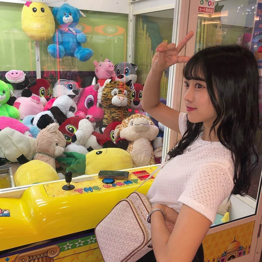 川畑綾理のインスタグラム：「ｹﾞｰﾑｾﾝﾀｰ大好きです(^^) 獲れなかったけどヽ(´o｀； . . .  #hawaii #oahu #waikiki #waikikibeach #honolulu #travel #beach #surf #shopping #sea #ootd #alamoana #l4l #f4f #ハワイ #オアフ島 #ワイキキ #ワイキキビーチ #ホノルル #旅行 #ハワイ旅行 #海 #アラモアナ #服 #いいね返し #フォロー返し #분장 #코스프레 #シブサン #プラチナムプロダクション」