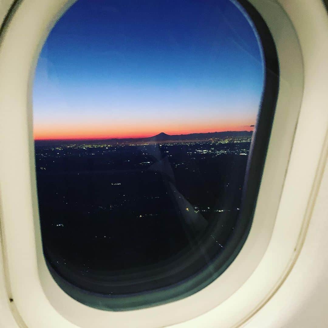 渡辺満里奈さんのインスタグラム写真 - (渡辺満里奈Instagram)「夢の時間はすぐ過ぎる。 朝の空港→夕方の空。 日本に着く前最初に見たのが、夕焼けにそびえる美しい富士山🗻✨綺麗だった。 キリッとした気持ちになるね。」1月3日 18時12分 - funnyfacefunny