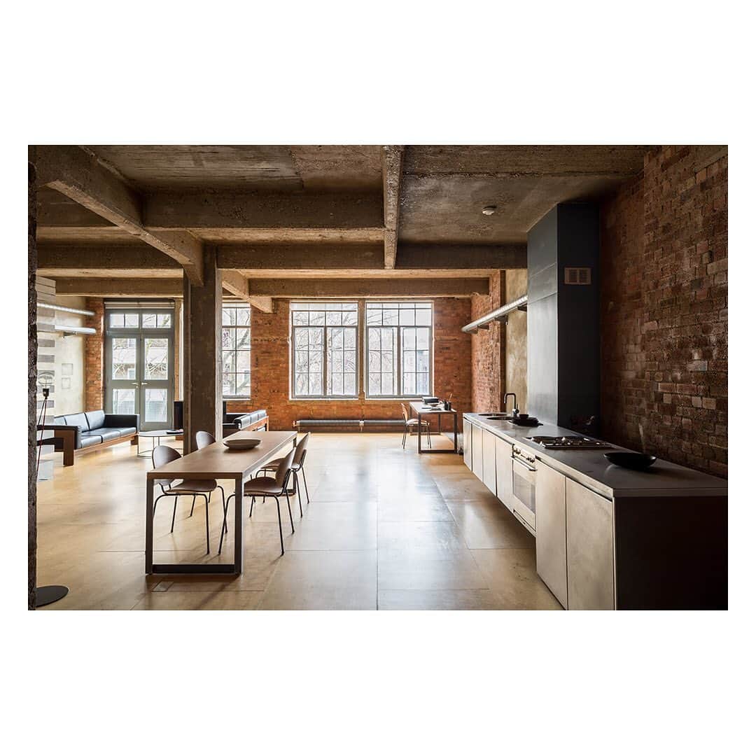 The Modern Houseさんのインスタグラム写真 - (The Modern HouseInstagram)「Whether you prefer the industrial charm of exposed brick and concrete, or are in need of a masterfully-executed contemporary build, today we take a look at urban spaces. Click the link in our bio to see some homes for sale that embrace their urban locales while providing much-needed refuge from city life.」1月3日 18時04分 - themodernhouse