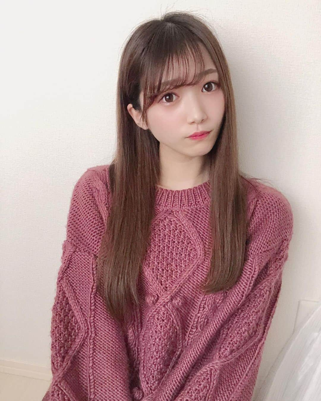 阪上彩香さんのインスタグラム写真 - (阪上彩香Instagram)「分かりにくいけどピンクメイクしてみた💓服装によってメイク変えれるよーになりたい💭 ･ ･ ･  #ピンクメイク #セーターワンピース #マジェスティックレゴン #majesticlegon  #ストレートヘア #ストレート #instgood #instlike #instagram #followme」1月3日 18時11分 - ayaka_skgm