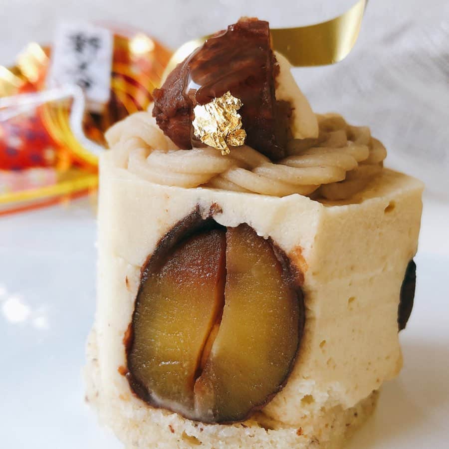 のインスタグラム：「🇯🇵🌰 新春 和栗モンブラン食べ比べ〜② ・ 福岡県八女産の栗です。 キラキラッと光った金粉は ケーキや栗の大きさに対して大きめについていて華やかな印象を与えてくれます🤩 ・ ・ ふわふわっ😆食感よく、栗生クリーム、ムースも香りよいですよ〜 ・ ・ これも渋谷スクランブルスクエア「fructus」で買えます。これは「マロニエ」。このお店だけで和栗スイーツ3種揃いますよ。あともう一つも後日ご紹介しますね❤️ ・ ・ #栗スイーツ#モンブラン#モンブラン巡り#和栗#和栗のモンブラン#栗#フランス栗#里井真由美#1級フードアナリスト里井真由美#さといいね#栗スイーツ#デパ地下#ホテルスイーツ#デパ地下スイーツ#ホテル#ありが糖運動#まゆログ#フードジャーナリスト里井真由美」