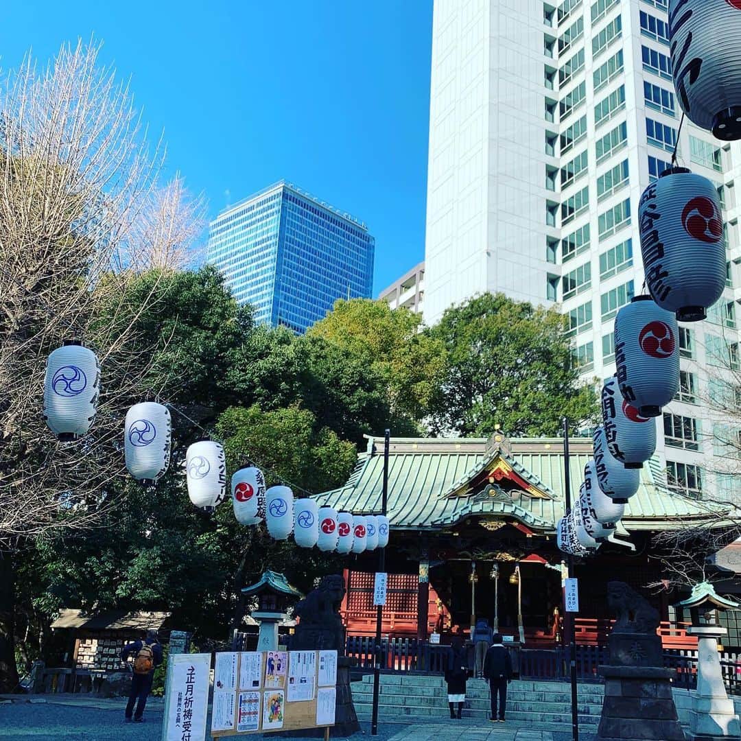 三浦加納子のインスタグラム：「明けましておめでとうございます🎍  初詣は渋谷のビルの中で静かに佇む金王八幡宮へ。  2019年は海外出張が多く不在にしたため、いろんな方にご迷惑をおかけしたと思いますが周りの皆さんの支えとご理解のおかげでなんとか乗り切ることができ、とても充実した一年になりました。 本当にありがとうございます。 そして2020年の幕開けは、友人や家族のありがたみを切に感じる幸せな時間を過ごす事ができました✨  更に感謝の気持ちを忘れずに何事にも精一杯向かい合っていきたいなと思います。  皆様にとって、素敵な一年になりますように😊  今年もよろしくお願い致します！  #2020 #新年」