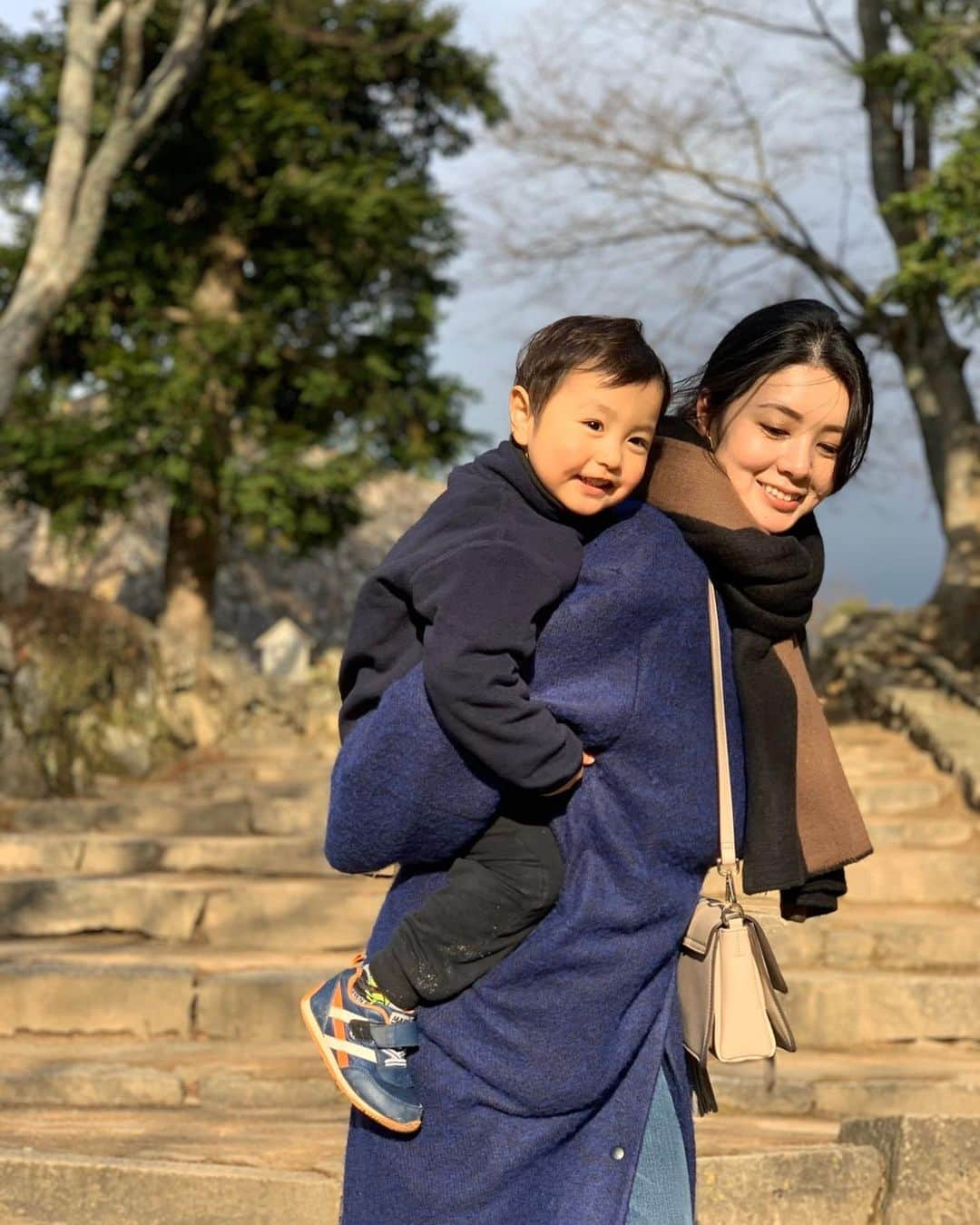 日下裕江さんのインスタグラム写真 - (日下裕江Instagram)「お正月の実家帰省は 甥っ子達と沢山色んなところに行って遊んで楽しかった🎶  沢山甥っ子達に癒されました✨  充電チャージ完了🔋⚡️ お陰で2020年も頑張れそう🔥  #備中松山城 #甥っ子との時間 #笑顔になる #癒された #充電完了 #実家帰省 #甥っ子 #nephew #登山 #雲海に浮かぶ城」1月3日 18時28分 - hiroe___h