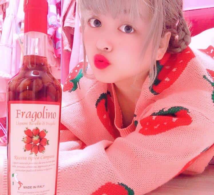 のインスタグラム：「🦄🎀💖🦄🎀💖🎀🦄🎀💖 . いっちご〜🍓いっちっごお〜🍓🍓 . . このお洋服2年くらい前に買ったけど 実は1回くらいしかインスタにも動画にも登場してなかった🥺✨ . カルディでイチゴリキュール🍓買ってきたので撮ったよ🥰🥰🥰 . キッチンに飾りたい🥰🥰🍓🍓🍓 . . . #pink #strawberry #streetfashion #harajukukawaii #ichigo #かるでぃ #福袋2020 はずれますた。 #kaldi #coffee #kawaii #fragole🍓 #カクテル #ピンク #ピンクヘアー #毛先カラー  ティントは #3ce のティントだよ」