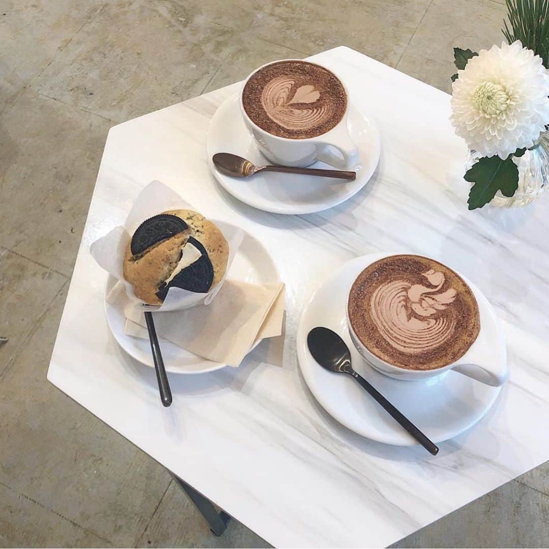 のインスタグラム：「... . 神戸にある @coffeeup_kobe ﻿オレオマフィンが美味しいと話題🐇♡ . 見た目もかわいくておすすめですよ🧸♡ . photoby. @mhcn7716 . #coffeeup #dayoff #cafe﻿ #コーヒーアップ#神戸﻿ #カフェ#神戸カフェ﻿ #カフェ巡り#お洒落﻿ #カフェ部#カフェ巡り  #カフェ好きな人と繋がりたい  #カフェスタグラム #カフェめぐり  #食べ歩き #カフェ巡り部#神戸観光  #食べスタグラム #yum #yummy #カフェさんぽ #カフェ大好き」