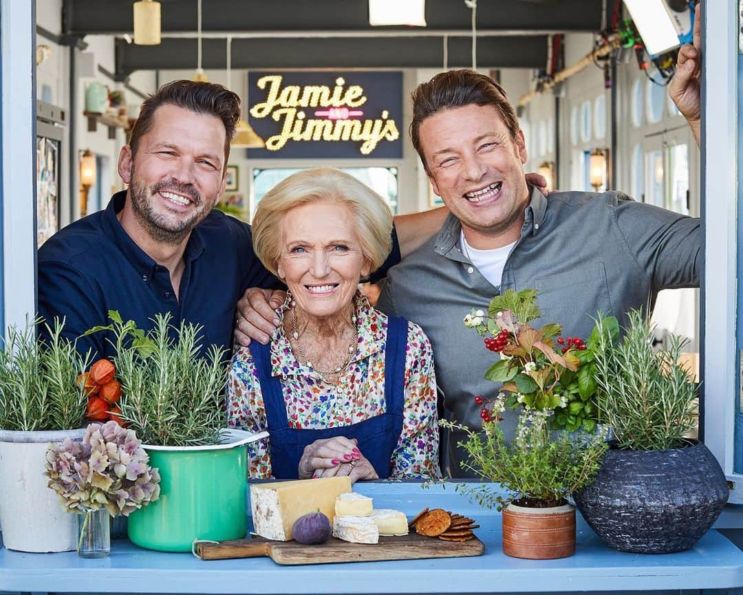 ジェイミー・オリヴァーさんのインスタグラム写真 - (ジェイミー・オリヴァーInstagram)「Brand new series of #FridayNightFeast starts TONIGHT. Swipe to check out what's on the menu tonight and get watching @channel4 8pm」1月3日 18時37分 - jamieoliver