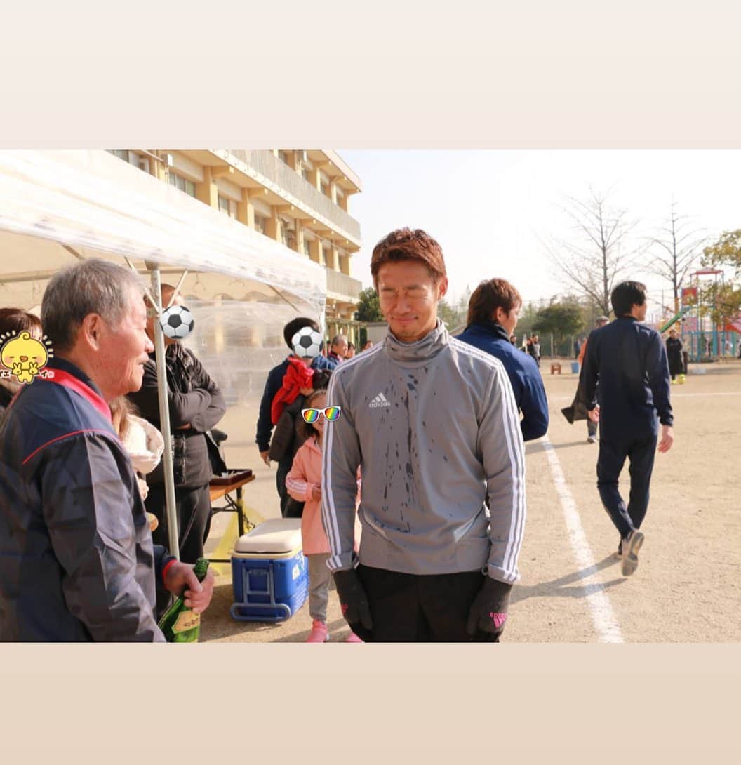 清武弘嗣のインスタグラム：「新年あけましておめでとうございます。 今年も宜しくお願いします。 初蹴りのスタートは毎年母校の明治北で！ 怪我をしないようにと、恩師から塩とお酒をかけてもらいました😊 今年は怪我のないように頑張ります。 . #明治北SSC #清武弘嗣」