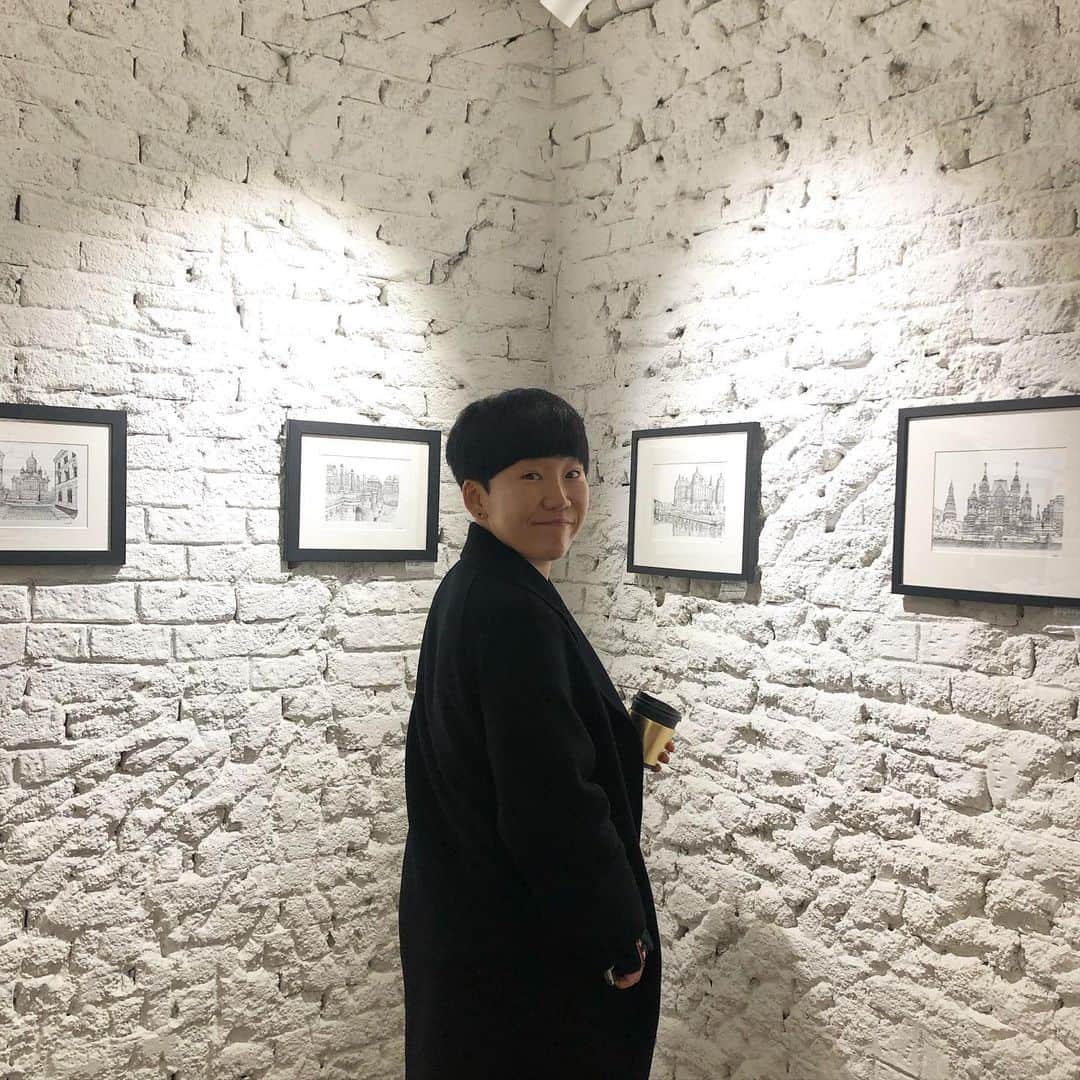 シン・ジエさんのインスタグラム写真 - (シン・ジエInstagram)「Oh Geonho Solo Exhibition  #pendrawing  전 요즘 취미로 펜드로윙을하는데요. 저의 스승님이신 @geonhooh 오건호님의 개인전이 한창입니다!!! 펜 하나로 온전히 눈에 보이는것에 집중하고 관찰하며 선으로 다시금 스케치북위에 건물을 짓고 나무를 키우며 사람을 어루만져줍니다. 너무 많은 다양한 색이 존재하는 이 세상속에 가끔은 색을빼고 그대로의 형체를 바라보는것. 이것또한 우리가 바라봐야할 하나의 시선이 아닐까요?? #마지막은수제자로크고싶은저의첫작품」1月3日 18時39分 - jiyai_shin