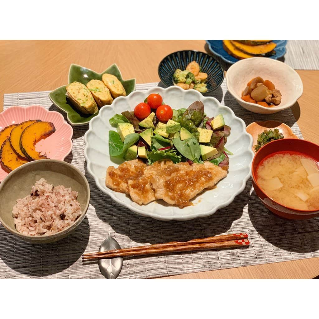 真野恵里菜さんのインスタグラム写真 - (真野恵里菜Instagram)「元日の朝のお雑煮以外は通常の食事🍽 ポークジンジャー サラダ 栗カボチャ 九条ネギ入りだし巻き卵 エビとブロッコリーのオイマヨ炒め ササミとゴボウと人参の煮物 大根の葉 雑穀米 カブのお味噌汁 . . 昨年末にご縁があって スペインに住む日本人農家さんと出会えたので その無農薬野菜を使ったメニュー🍽 スペインでもゴボウが食卓に😭✨ ポークジンジャーは新生姜をすりおろして みじん切りした玉ねぎと合わせて🐷 大根の葉は新鮮だったのでご飯のおともに！ なんだか懐かしい気持ちになるカブのお味噌汁😌 九条ネギを入れただし巻き卵は ネギの風味がたまらない🤤 栗カボチャはシンプルに焼いただけだけど とっても甘くて美味しかった🎃 . . お肉を焼いている時に 夫がアボカドを切ってくれました😊 . . 今年も食事についてたくさん学ぶ年にする！ #農家の野菜 #いつかの夕飯 #まのごはん」1月3日 18時56分 - erinamano_official