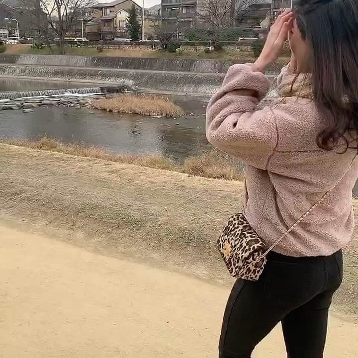 藤原万由子のインスタグラム：「. 鴨川散歩🐶 . . 三ヶ日の鴨川は等間隔のカップル達は少なめでした。笑 久々の、思い出たくさんの鴨川、楽しかったなぁ . .」