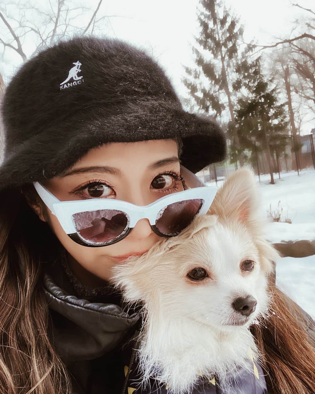 佐藤あずみのインスタグラム：「新年、明けましておめでとうございます🎍🎊 . ２０２０年も宜しくお願いします🐭 皆にとって素敵で最高で溢れる１年になりますように...❤️ . さて、北海道から東京さ戻ってまいりました〜✈︎ 楽しい時間は嘘のように一瞬😢❤️ 寒かったけど、心はポッカポカ💓 . 美味しくて楽しくて癒されて素敵な５泊６日の北海道でした☃️ . また１年頑張ろ〜❤️ . #新年 #明けましておめでとうございます #2020 #ahappynewyear」