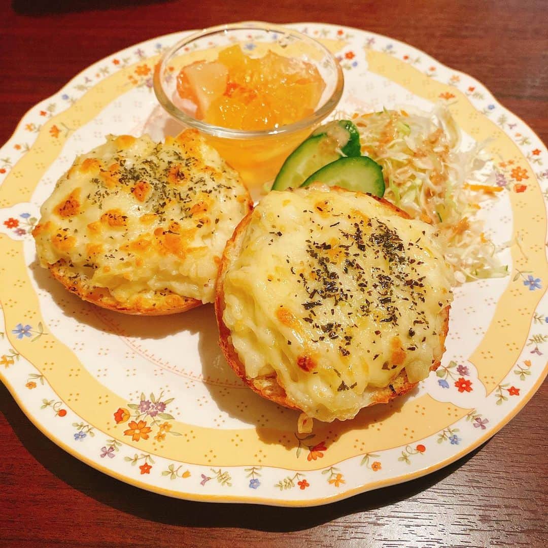星野麻里愛さんのインスタグラム写真 - (星野麻里愛Instagram)「めっちゃ行ってみたかった 大須のカフェにいってきました♡ 万松寺通りにあって とにかく雰囲気もおしゃれ！！ チーズケーキがいちばん好きで 美味しかったのに単体で写真撮るの忘れました🥱🥱🥱 みなさんもぜひ♡  #リッケッツァトレ #大須カフェ #大須#名古屋カフェ#チーズケーキおすすめ #ガトーショコラ#カフェ巡り」1月3日 18時54分 - maria.pink28