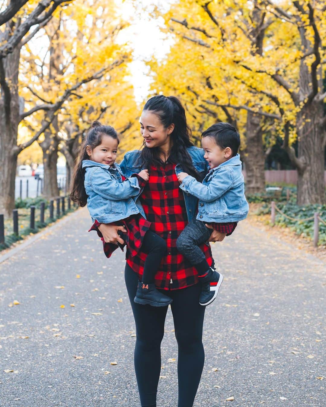 エリナ シルカのインスタグラム：「Hopefully I can carry these two throughout 2020 😆💪 あけましておめでとうございます。2020年も頑張ってダブル抱っこ！まだまだかぁちゃん頑張るよ〜👩‍👧‍👦」