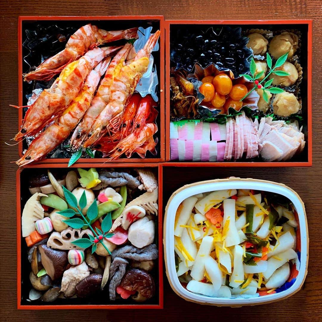 のインスタグラム：「今年も食べ過ぎた母のおせち🎍数の子と黒豆苦手やけど、縁起物なのでちゃんと頂きました(^_^) . #japanesefood #fukuoka #hakata #正月 #お雑煮 #雑煮 #博多 #九州 #福岡 #餅 #おせち」
