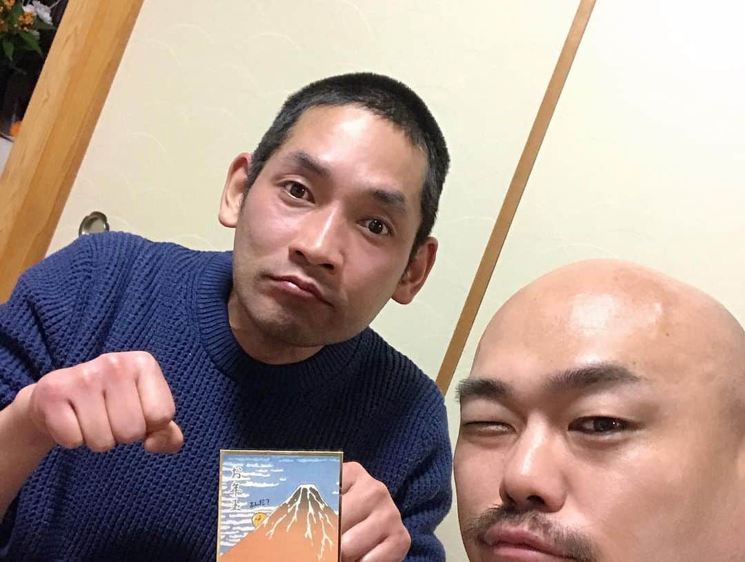 クロちゃんさんのインスタグラム写真 - (クロちゃんInstagram)「昨日のディスコイ新年会、楽しかったしん！ テルさん、しろうさんからお年玉もらってガッポリだしん！！ こじまこのプロデュース服届いたので、ディスコイマネージャーと一緒にハイポーズだしん！ あーん、ギャルとランデブーしたいしんよー♪」1月3日 19時13分 - kurochandesuwawa