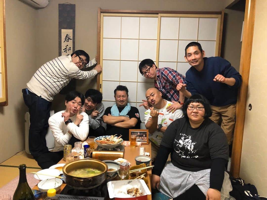 クロちゃんさんのインスタグラム写真 - (クロちゃんInstagram)「昨日のディスコイ新年会、楽しかったしん！ テルさん、しろうさんからお年玉もらってガッポリだしん！！ こじまこのプロデュース服届いたので、ディスコイマネージャーと一緒にハイポーズだしん！ あーん、ギャルとランデブーしたいしんよー♪」1月3日 19時13分 - kurochandesuwawa