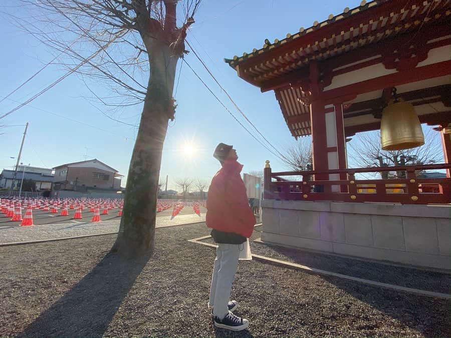 渡辺義明のインスタグラム：「明けましておめでとうございます🌅 本年もどうぞよろしくお願い致します☺️ ・ #初詣⛩ #家族で正月 🎍 #明日から仕事始め✂︎」