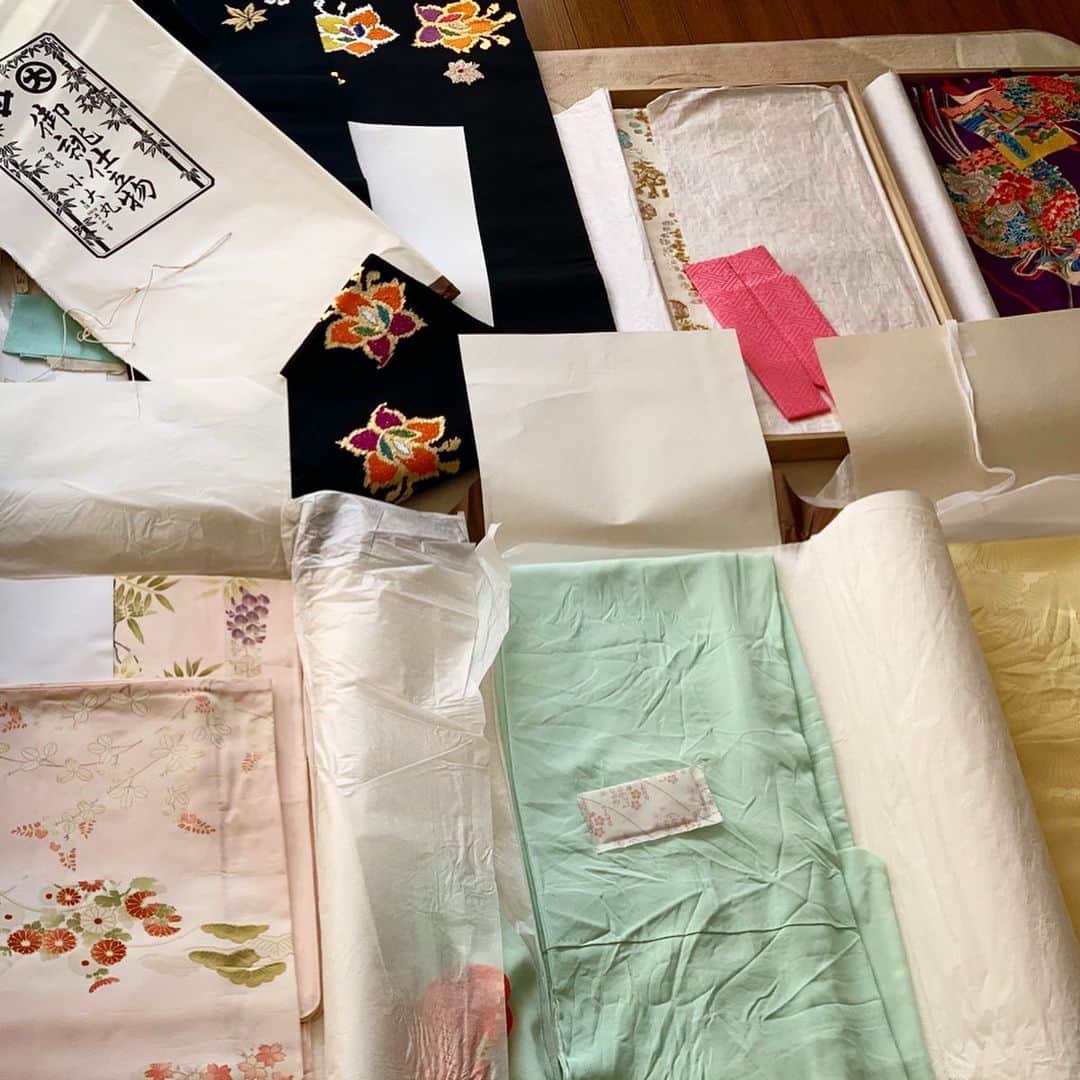 沢瀉美緒さんのインスタグラム写真 - (沢瀉美緒Instagram)「※ Fine day☀️ . I choose kimono for new year’s “Hatsugama” . 今日はとってもお天気が良かったので お着物を陰干ししました。 . そして、お初釜用のお着物を コーディネート✨ . そして、地味にお袖の長さをはかって まとめてみました🗒（長襦袢とお着物を間違える事が時々あるのです…） . さて、今年はどんなコーディネートに なるでしょうか？ . 自身でもとっても楽しみです💛 . . #kimonomio #kimono #和装 #和服 #着物」1月3日 19時08分 - mio_omodaka
