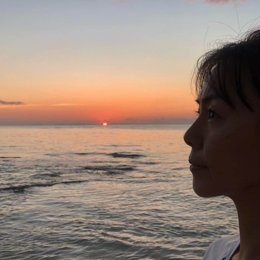のインスタグラム：「HELLO  OKINAWA 🌞 お正月は東京で過ごして、今日から沖縄🏝  明日明後日と、　@halekulani_okinawa  ハレクラニ沖縄にてハレクラニサップヨガレッスン🏄‍♀️ 今日のサンセット綺麗だったー😍  #okinawa  #hello2020  #海好きな人と繋がりたい  #sunset」