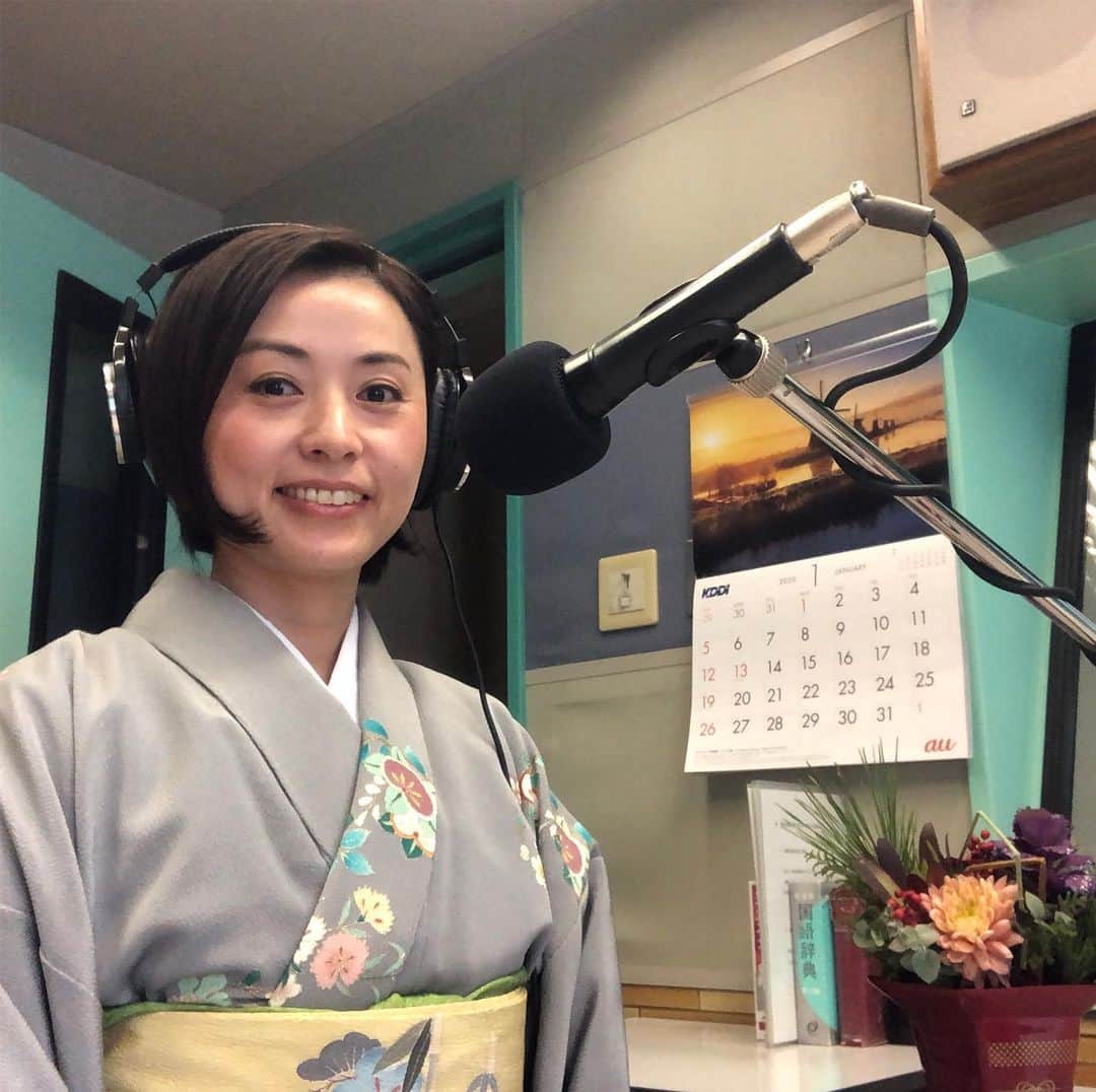 南早苗のインスタグラム：「今年もラジオはじめました！ いつもと変わらずマイクに向かえる幸せを感じながら、今年最初のFlyin'Popを担当させていただきました。 お正月だから着物で生放送👘 お神！違いで女将風の私に手を合わせに来てくださったリスナーさんも(笑)女将詣で！？ お土産もありがとうございました😊  これからは着物生活推進パーソナリティとしてマイペースに着物を楽しんでいきます✨  #エフエム石川 #flyinPop #ラジオ #着物 #着物生活 #お正月だから松竹梅の帯 #着物生活推進パーソナリティ #kimono #朝川呉服店 #金沢市 #石川県 #はじめて #セルフィー #たえさんのまね」