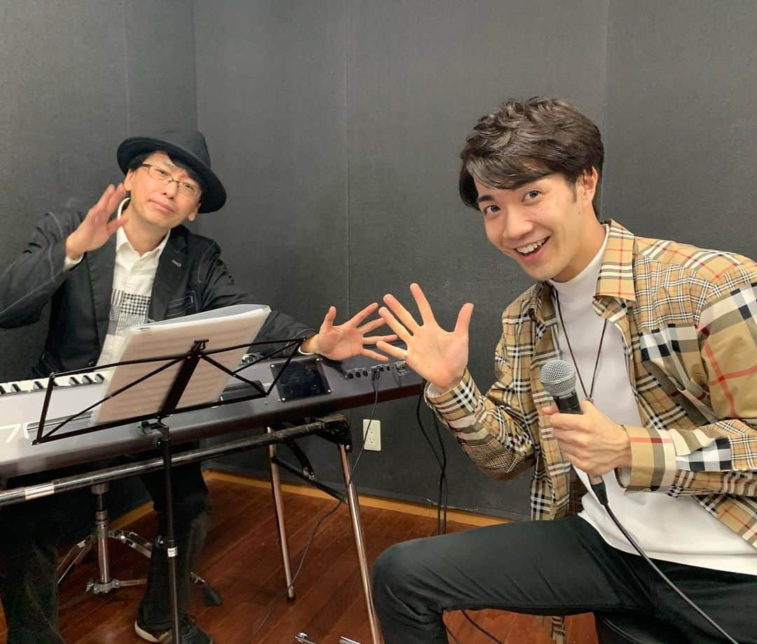 中澤卓也のインスタグラム：「遅れ馳せながら、、 明けましておめでとうございます🎍 ・ ２０２０年始まりましたねー！ 本年も暖かい目と心でコチラのスタッフアカウントもよろしくお願い致します🤗 ・ そういえば中澤卓也オフィシャルYouTube内「歌ごころ」に第二弾がアップされたようですよ‼️ ・ YouTubeで「歌ごころ」と検索してみてね🤩 ・ #中澤卓也 #北のたずね人  #歌ごころ #はんだすなお」