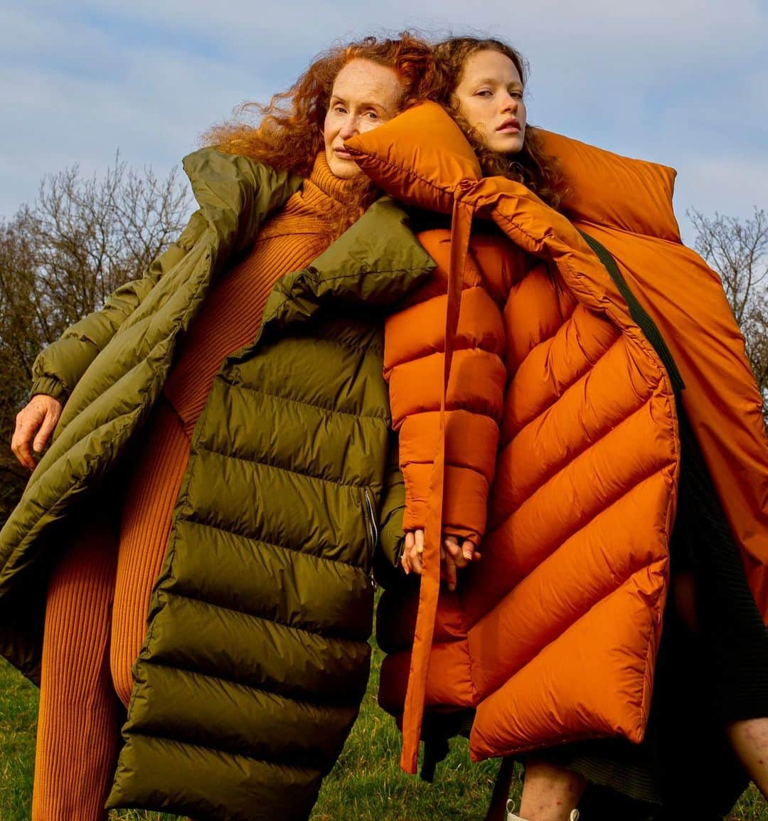 Marques Almeidaさんのインスタグラム写真 - (Marques AlmeidaInstagram)「PUFFA SEASON! 🧡💚 Beautiful Zenobia and Vanessa outside their home in Dorset 😌  Shop M’A Puffas on our online shop」1月3日 19時26分 - marques_almeida