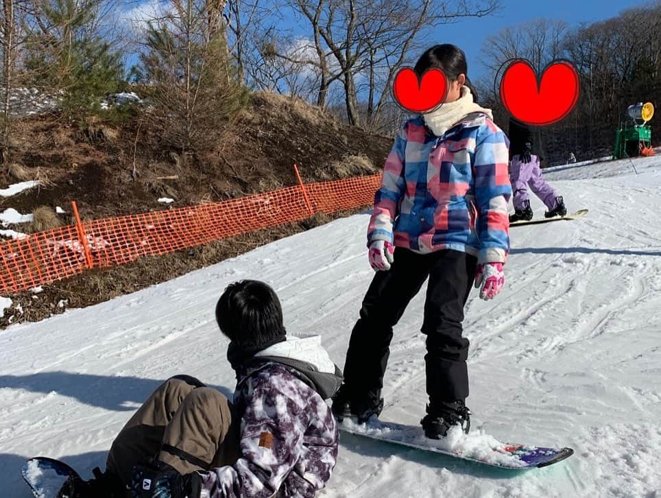 杉浦太陽さんのインスタグラム写真 - (杉浦太陽Instagram)「友だちファミリーとスキー旅行🎿  雪は積もってなかったけど、 頂上の空気は最高に美味しいです！  子どもたちはスキーは経験あるけど 今回は初めてのスノボー体験！！！！ パパ2人で、  子ども五人を教えるという大変さはありましたがw  パパインストラクター、 教え甲斐がありました！！ まぁ〜、子どもたちの上達の早さに驚いたこと！  初めは、たじたじでしたが。  2.3本滑ると、どんどん上達していって…スイスイですよ。  いや〜、凄かったよ！！！！！！ よく頑張りましたっ(^^) @sugiurataiyou_official  #ファミリースキー #スノーボード #子どもたち初体験 #パパインストラクター #教え甲斐があったー #上達の早さに驚いた！」1月3日 19時28分 - sugiurataiyou_official