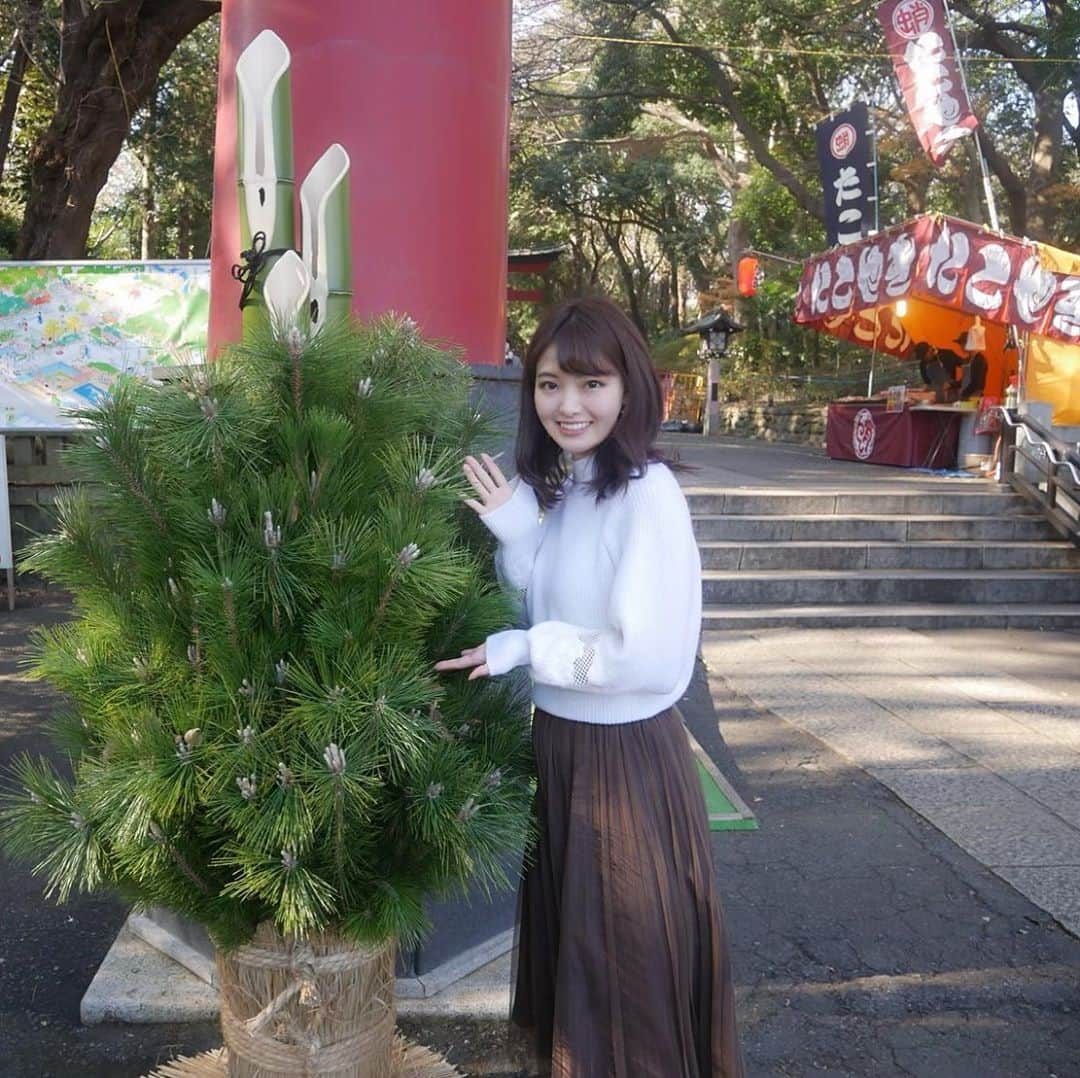 遠野愛のインスタグラム：「あけましておめでとうございます🎍 昨年は多くの人に支えていただきました。 未熟者ながら、就活にラジオ、学生キャスターにRay。 学校に通いながらも頑張れたのは皆様のおかげです。 ありがとうございました。 今年は社会人になる節目の年！ 自分にできることをコツコツ頑張ります💪  2019年12月30日の由真と愛のWedge of Loveは年末ということで、特別に遠野愛持ち込み企画をさせていただきました🙌 至らない点も多いと思いますが、あと3日間はラジコで聴けるので、ぜひ聴いてください☺️ 文化放送月曜19時からです📻  #2020 #お正月 #初詣 #大宮八幡宮 #門松 #神社 #新年 #ラジオ #由真と愛のwedgeoflove #文化放送 #qr」