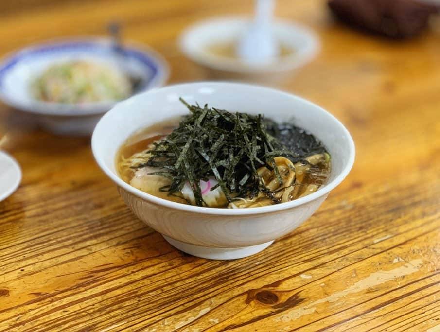 SUSURUさんのインスタグラム写真 - (SUSURUInstagram)「らーめん 太陽@江古田 のりラーメン、半チャーハン、ミニ餃子5個 江古田の街中華。 高円寺の太陽はこちらの支店にあたるようです。 麺量少し多め。スープは煮干しの旨味たっぷりで美味しい😍 半チャーハンはネギの食感を生かした爽やかタイプ。ラーメンスープと合わせて食べると美味しいです🍥 餃子も中身たっぷりで満足度も高め。 安くてボリュームたっぷり、最高！ #susuru_tv #プライベート #らーめん太陽 #江古田 #東京 #のりらーめん #半チャーハン #ミニ餃子 #うまい  #ラーメン #らーめん #ramen #ラーメン部 #ramennoodles #毎日ラーメン生活 #麺スタグラム #japaneseramen #japanramen #foodstagram #foodie #noodles #instanoodle #instaramen #instafood #susururecommended #街中華 #江古田ラーメン #東京ラーメン」1月3日 19時33分 - susuru_tv