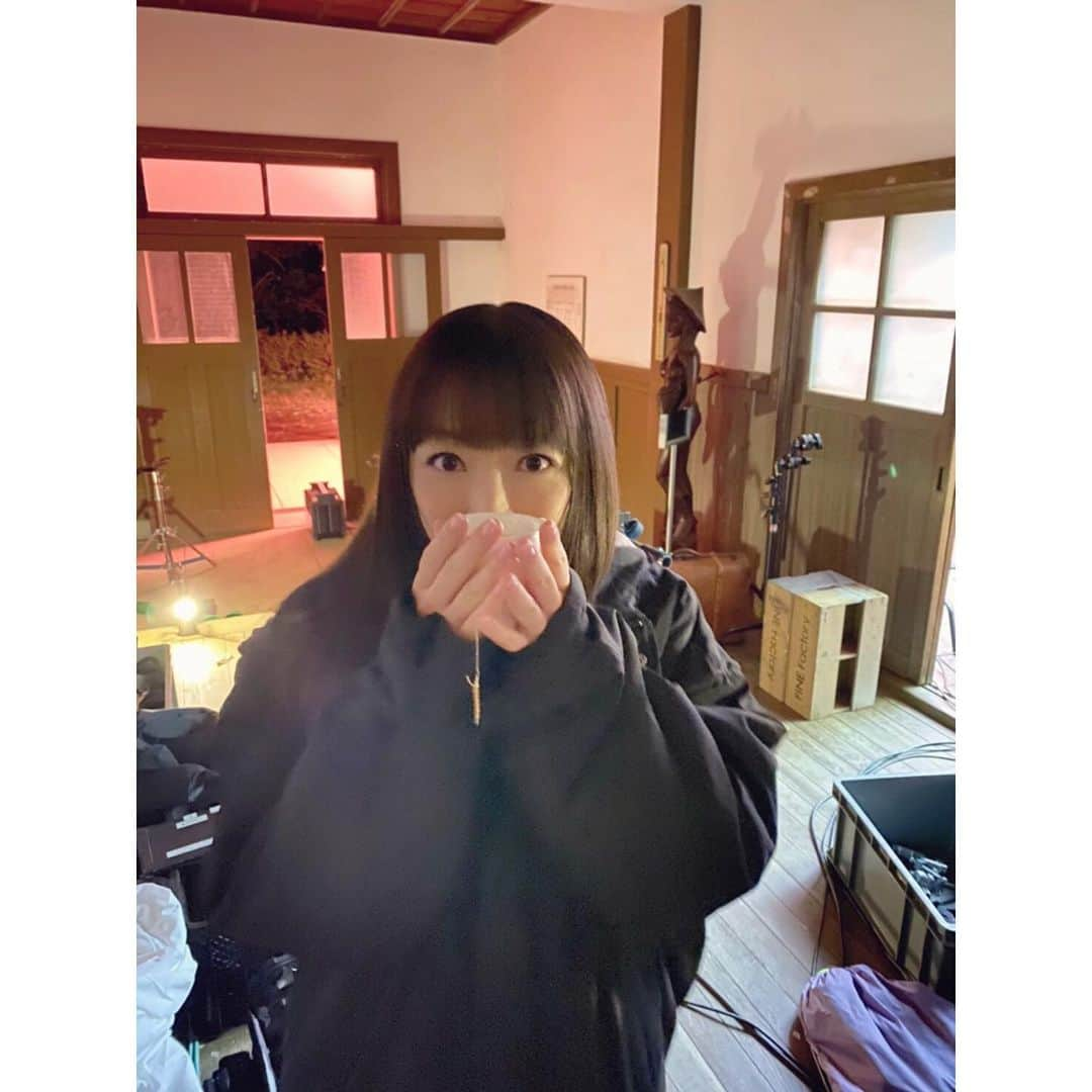 堀江由衣さんのインスタグラム写真 - (堀江由衣Instagram)「. あけましておめでとうございます♪ 2020年もよろしくお願いします♪  文学少女倶楽部の映像撮影の時の写真が出てきました♪  1枚目は堀ノ小路ユイ子さん（笑）  2枚はものすごく寒かったので、モコモコを着て、温かい飲み物で暖をとっているところです！  #堀江由衣 #文学少女倶楽部」1月3日 19時33分 - yuihorie_official