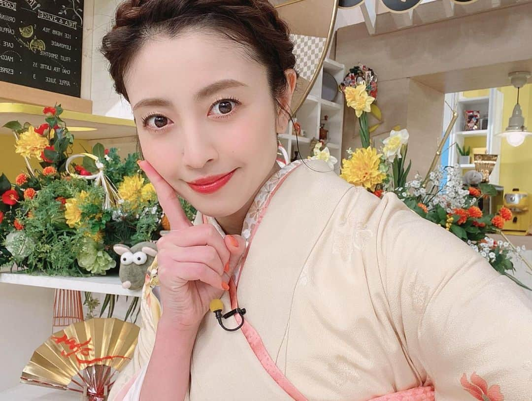 片瀬那奈さんのインスタグラム写真 - (片瀬那奈Instagram)「あけましておめでとうございます🎍 今年もよろしくお願いいたします🙇‍♀️ 元旦からお仕事が出来て、感謝の気持ちと身が引き締まる思いです。 大好きな#シューイチ　ファミリーの#潮田玲子 さんと👘💕衣装は、着物#和楽庵  片瀬の車ロケは、コート、ニット、パンツ#moussy でした☺️ 生放送後は初詣に#鳩森八幡神社 #松陰神社　へ⛩ 皆様にとって笑顔があふれる素晴らしい一年になりますように…🌟#2020」1月3日 19時36分 - nana_katase