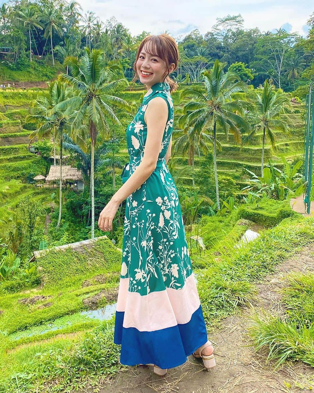 黒田真友香さんのインスタグラム写真 - (黒田真友香Instagram)「🌿ウブドの観光名所、ライステラス🌿  バリ旅行は2回目ですが初めてのウブドだったので、ウブドといえば！のライステラス☺️ お米を作ってる田んぼが段々になって出来てるんだって〜😯凄い！  ライステラスをイメージしたワンピース着て行きました😂笑  こういう景色も沢山入れる写真の時のカメラは立体感と画質重視なので、iPhoneのノーマルカメラ使ってます☺️❤️ ・ ・ ライステラス自体は無料で、最後の動画にある巨大ブランコは1人1000円くらいでした🍃  乗ってる時は思わなかったけど改めて動画で見ると押してくれてる人が凄いね。笑笑  #旅まゆか　#バリ島　#バリ旅行　#バリ観光　#カップル旅行　#ウブド　#ライステラス #ウブド観光　#旅まゆか_バリ」1月3日 19時47分 - kurodamayukaxx