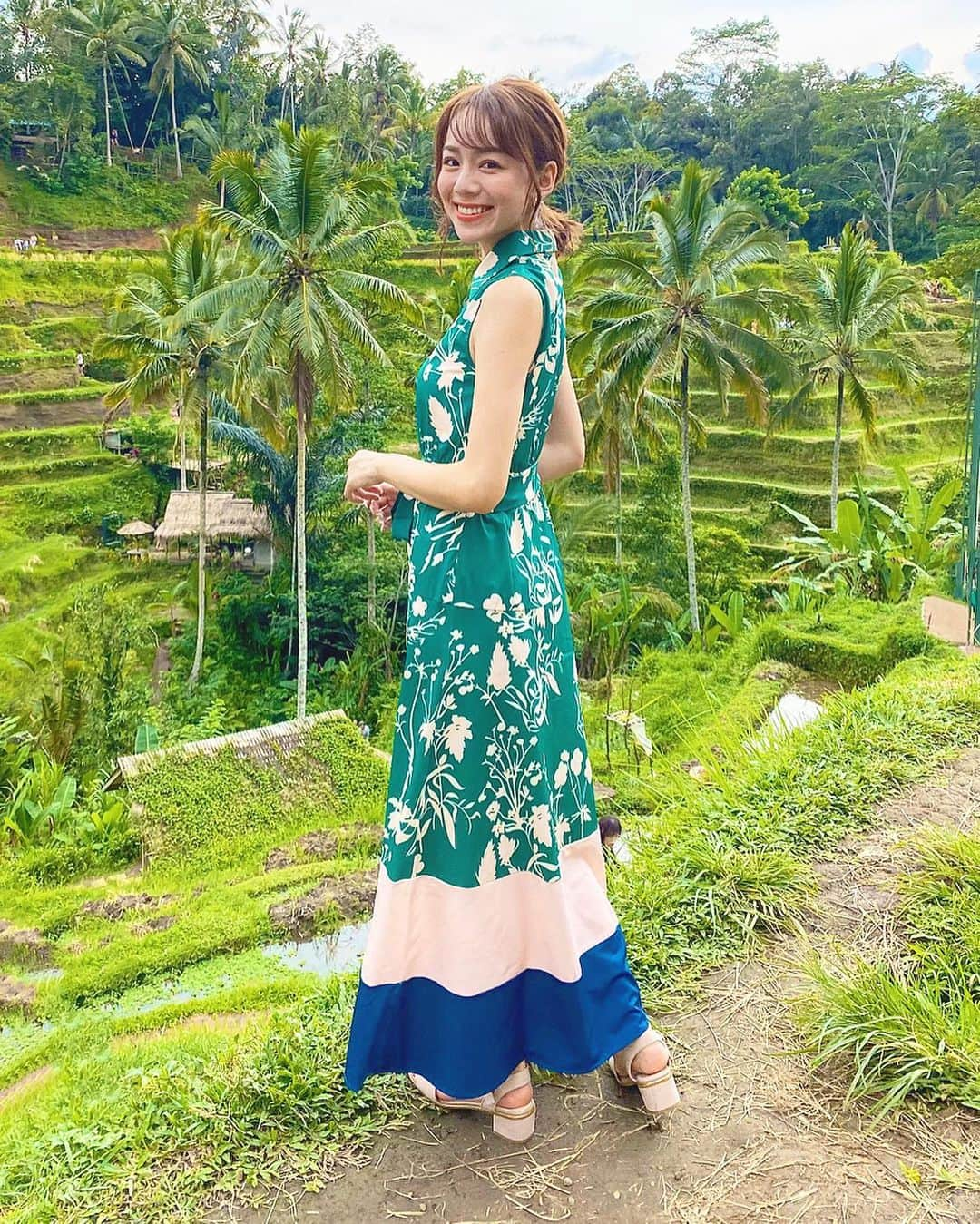 黒田真友香さんのインスタグラム写真 - (黒田真友香Instagram)「🌿ウブドの観光名所、ライステラス🌿  バリ旅行は2回目ですが初めてのウブドだったので、ウブドといえば！のライステラス☺️ お米を作ってる田んぼが段々になって出来てるんだって〜😯凄い！  ライステラスをイメージしたワンピース着て行きました😂笑  こういう景色も沢山入れる写真の時のカメラは立体感と画質重視なので、iPhoneのノーマルカメラ使ってます☺️❤️ ・ ・ ライステラス自体は無料で、最後の動画にある巨大ブランコは1人1000円くらいでした🍃  乗ってる時は思わなかったけど改めて動画で見ると押してくれてる人が凄いね。笑笑  #旅まゆか　#バリ島　#バリ旅行　#バリ観光　#カップル旅行　#ウブド　#ライステラス #ウブド観光　#旅まゆか_バリ」1月3日 19時47分 - kurodamayukaxx