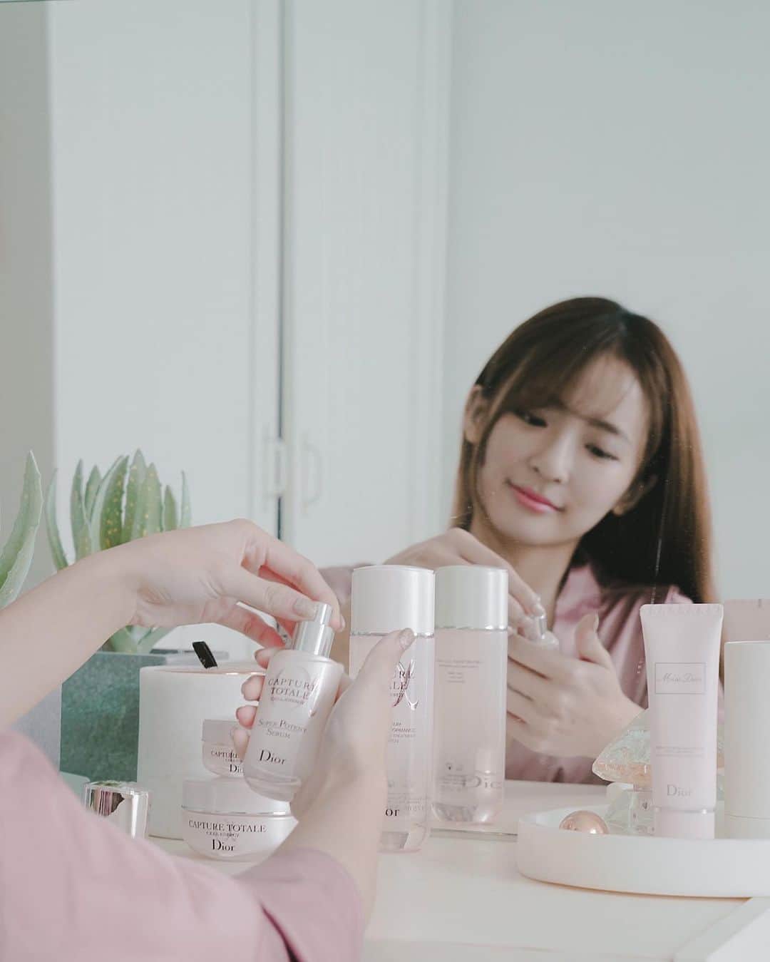 Giann Chanのインスタグラム：「Revolutionary skincare for brand new you in 2020!  The new Dior Capture Totale collection helps to revive the vital energy of cells and give the skin a healthy glow. . . Explore the collection at K11 Art Mall from Jan 4 to Jan 10!  @diorskincare #diorcapturetotale @diorbeautylovers #diorbeautylovers #diorhk」