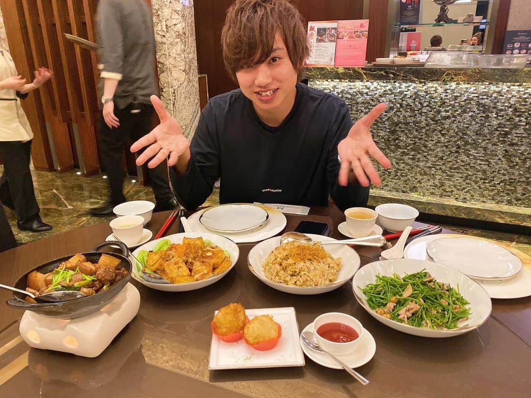 のインスタグラム：「1月3日で誕生日を迎えました。 早い❗️❗️❗️ 同じ誕生日が周りだけでも7人くらいいる笑笑 同じ誕生日の人おめでとう笑 節目ということもあり現在実は#台湾　にいます。 今回はcoupéのメンバーが 台湾のミシュランにも載ってる#米香　をご馳走してくれました！ 本当にありがとう！ 18歳から美容業界に入りはじめましたが 時が過ぎるのが早い。 今年はさらに美容師として ステップアップする1年 そして美容師意外にも 色々な活動を本格的にしていきます。 だからこそ 1日1日後悔のないように人生楽しまなきゃ。 そんな1年を過ごしていきたいと思います！ それでは明日も美髪に。  #誕生日#美容師の休日 #30歳　#美容師 #熊本 #머리스타그램」